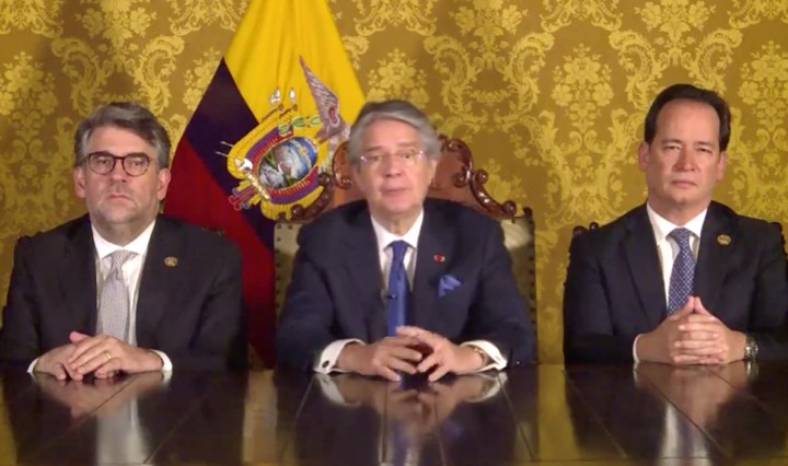 Presidente de Ecuador disuelve el Parlamento en medio de un juicio en su contra 