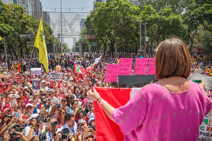 Xóchitl Gálvez recibe constancia como responsable del Frente Amplio por México 
