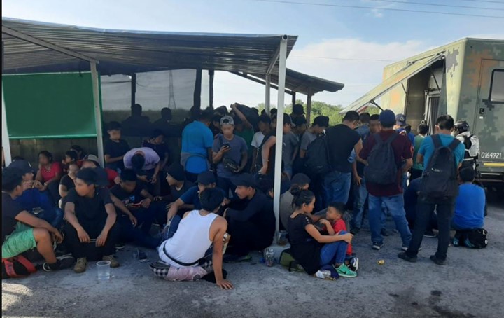 Localizan a 139 migrantes que viajaban en la caja de un camión de carga