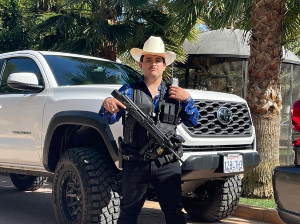 Cantante de corridos tumbados se entrega a la justicia de EUA 